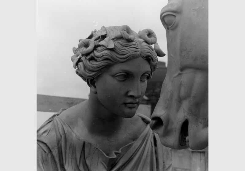 Blick auf einen Teil der Gruppe "Grazie und Pegasus" von Hugo Hagen auf dem Dach des Alten Museums