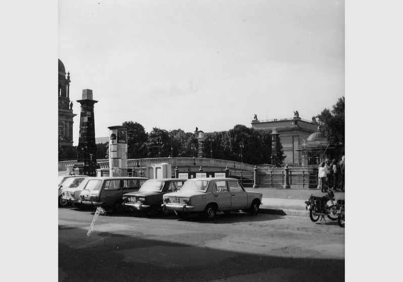 Parkende Autos vor der Friedrichsbrücke