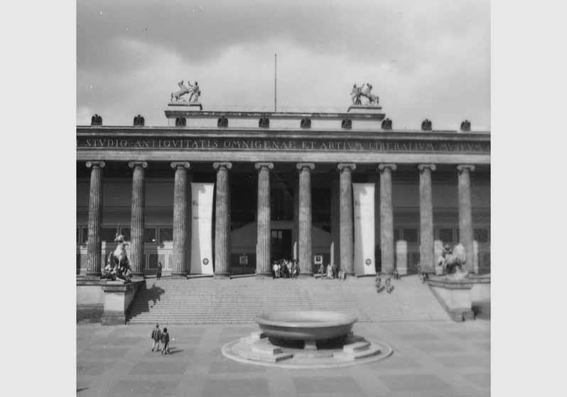 Blick auf die Granitschale von Gottlieb Christian Cantian vor dem Eingangsbereich des Alten Museums