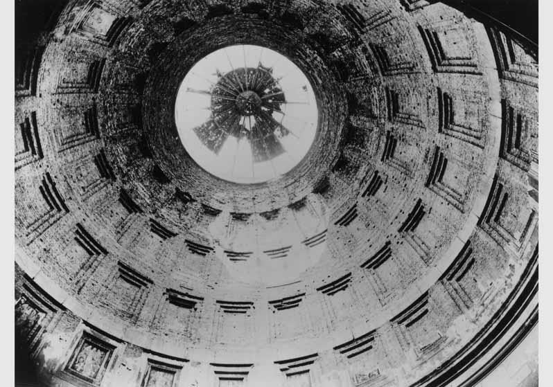 Blick in die zerstörte Kuppel über der Rotunde des Alten Museums
