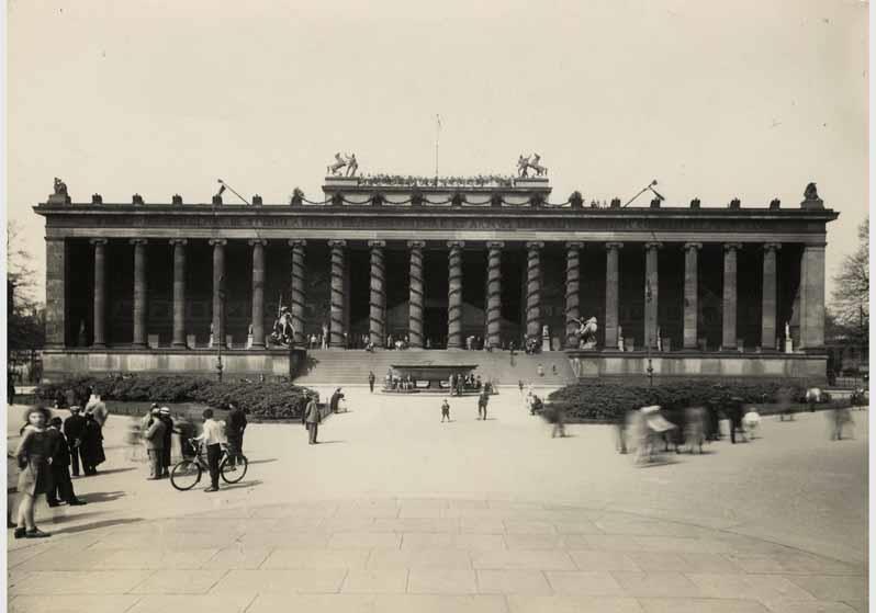 Personen im Lustgarten vor dem Hintergund des Alten Museums anlässlich der Feierlichkeiten zum 01. Mai 1933