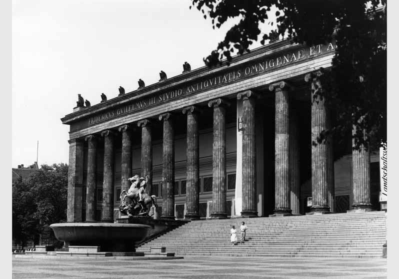 Blick auf die Granitschale von Gottlieb Christian Cantian und die Löwenkämpfergruppe von Albert Wolff vor dem Hintergrund des Alten Museums