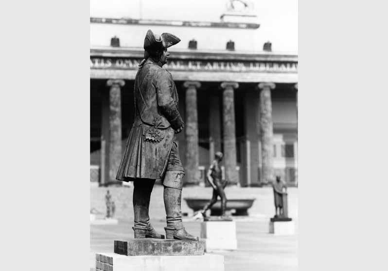 Blick auf Skulpturen im Lustgarten vor dem Hintergund des Alten Museums