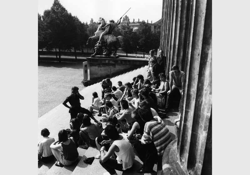 Besucher an der Freitreppe des Alten Museums