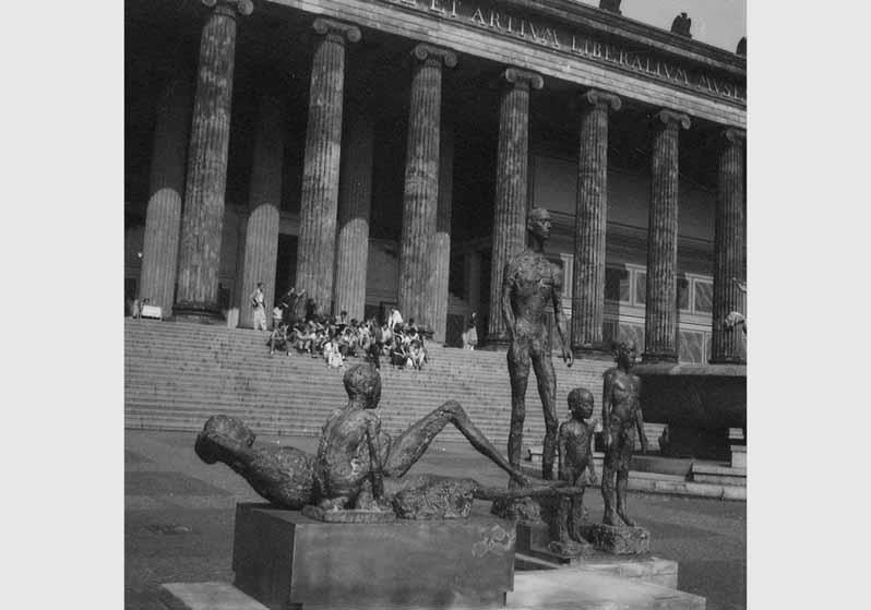 Blick auf die Plastik "Stehende und ruhende Gruppe" von Sabine Grzimek vor dem Hintergrund des Alten Museums