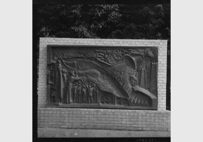 Blick auf das Relief "Kampf der Deutschen Linken gegen Imperialismus und Krieg" von Theo Balden