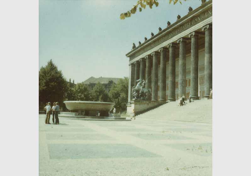 Blick auf die Granitschale von Christian Gottlieb Cantian und der Löwenkämpfergruppe von Albert Wolff vor dem Hintergrund des Alten Museums