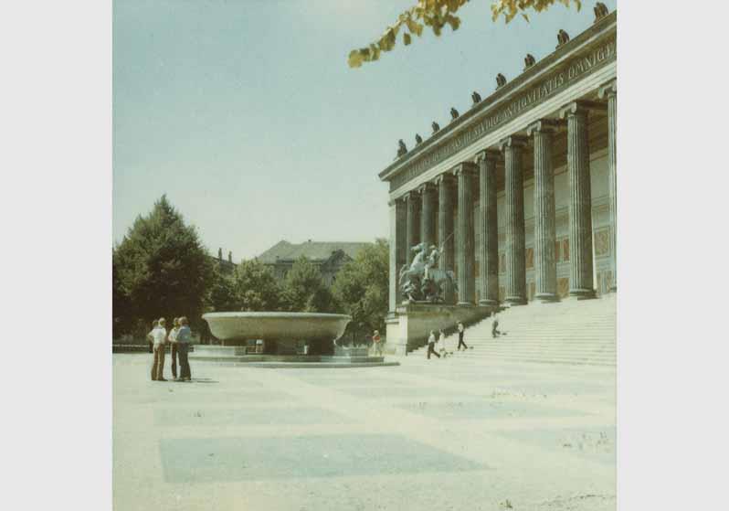 Blick auf die Granitschale von Christian Gottlieb Cantian und der Löwenkämpfergruppe von Albert Wolff vor dem Hintergrund des Alten Museums