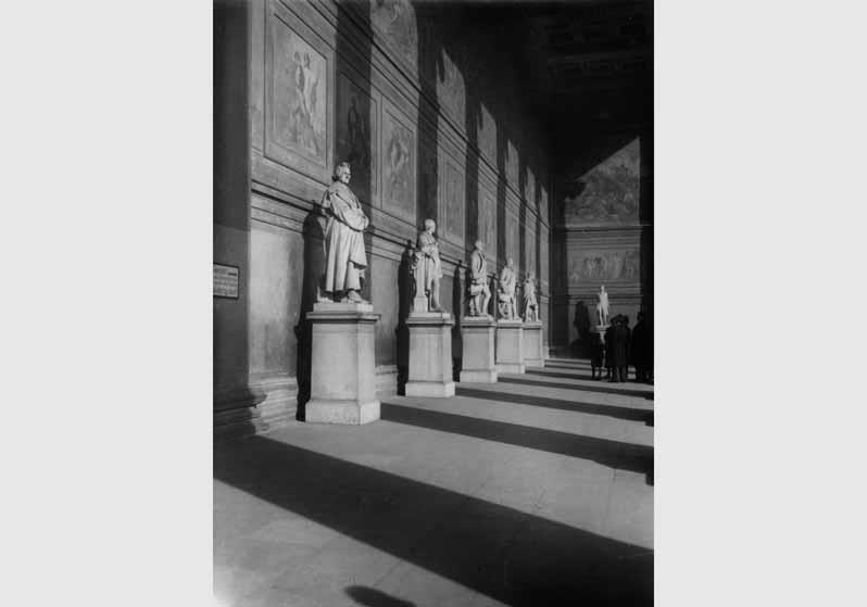 Blick in die Vorhalle des Alten Museums
