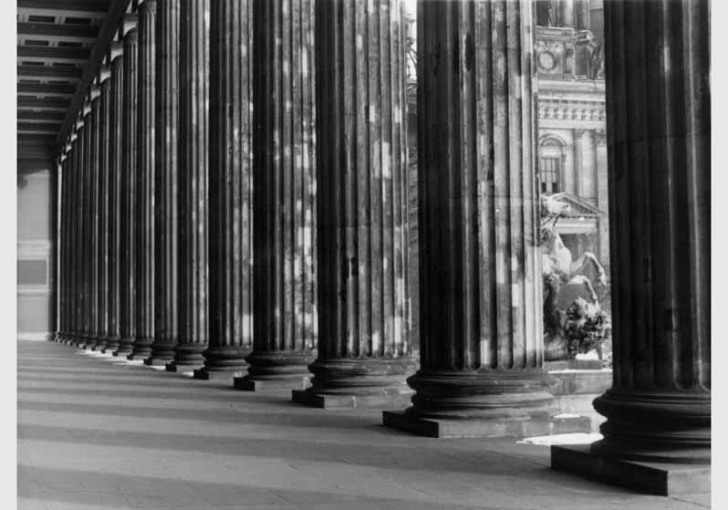 Blick in die Vorhalle des Alten Museums