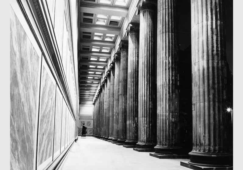 Beleuchtete Vorhalle des Alten Museums mit Blick auf die Skulptur "Karl Friedrich Schinkel" von Johann Friedrich Drake
