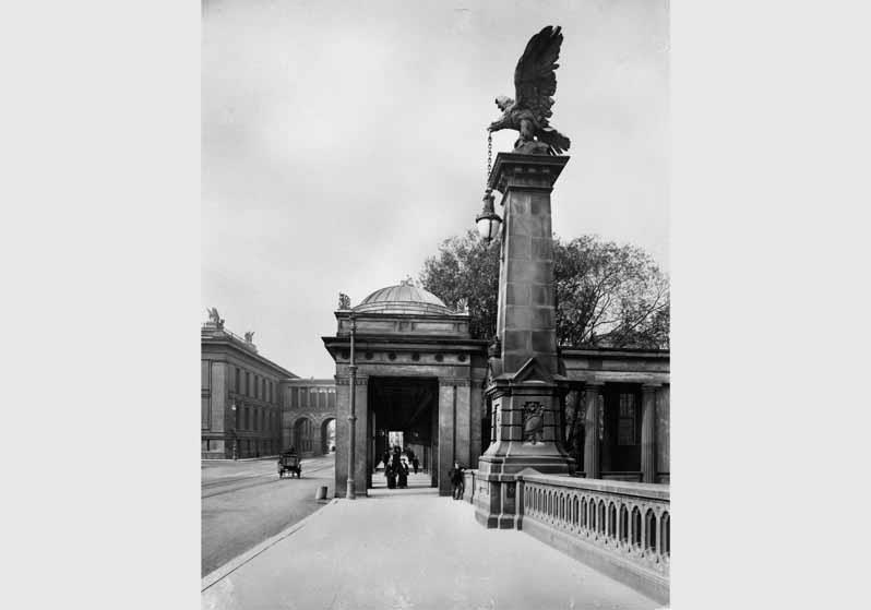 Blick von der Friedrichsbrücke auf die Kolonnaden an der Museumsinsel
