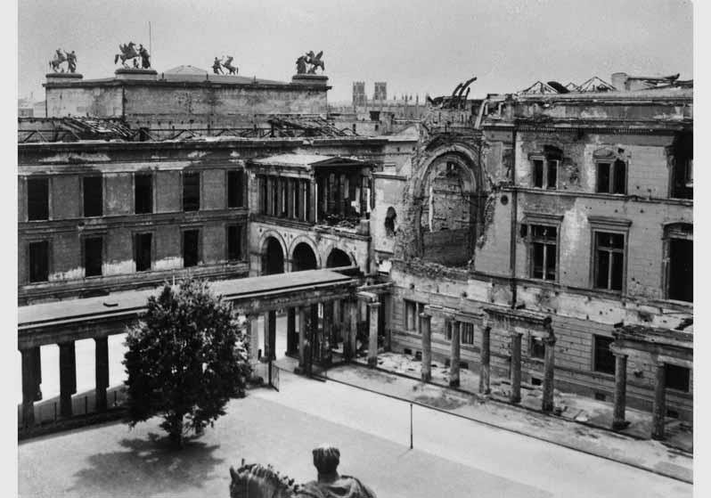 Blick von der Nationalgalerie auf das zerstörte Alte Museum und das Neue Museum