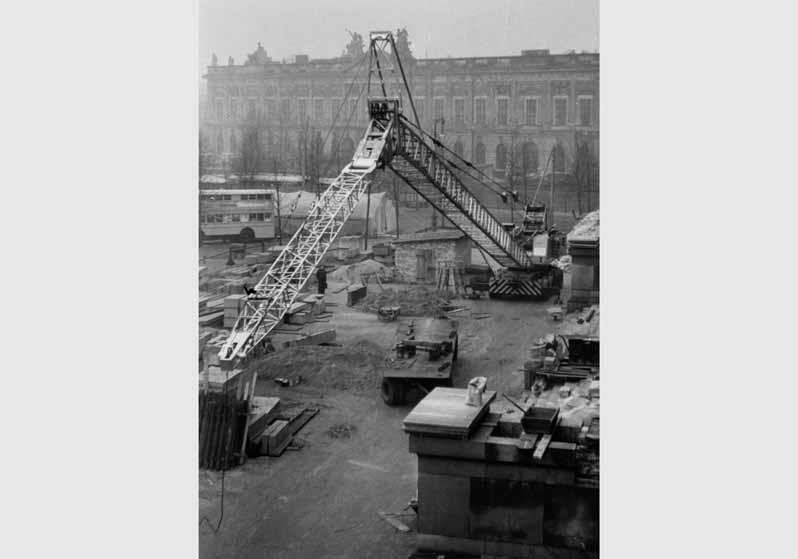 Bauarbeiten am Alten Museum vor dem Hintergrund des Zeughauses