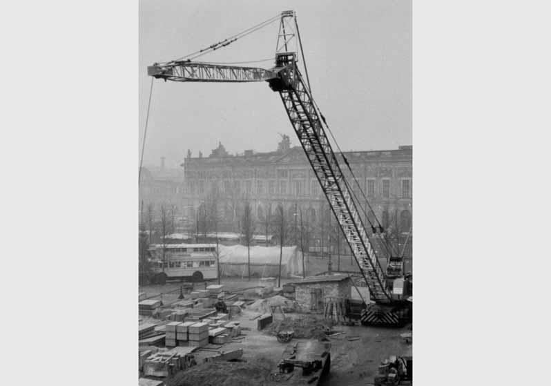 Bauarbeiten am Alten Museum vor dem Hintergrund des Zeughauses