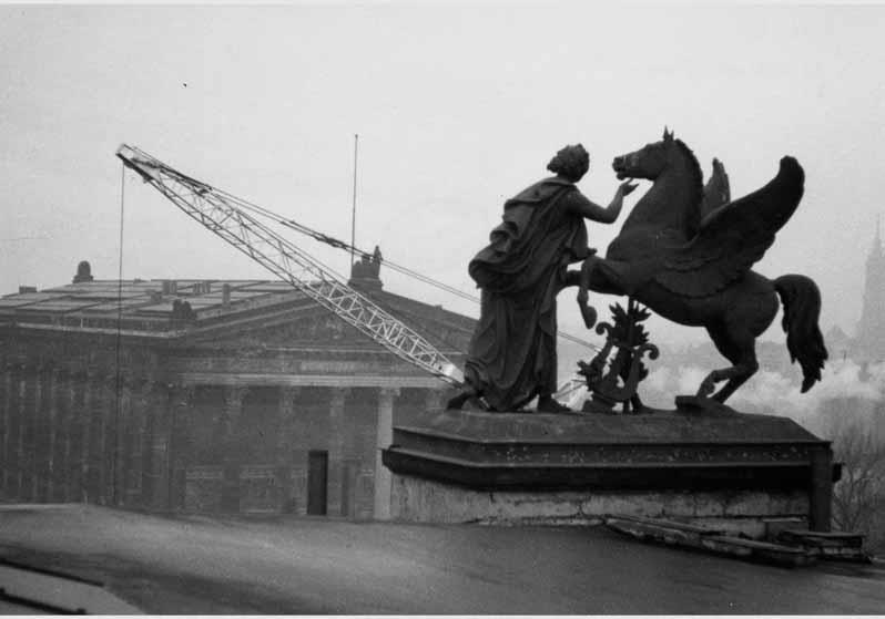 Blick vom Dach des Alten Museums auf die Statue "Muse und Pegasus" von Hermann Schievelbein vor dem Hintergund der Nationalgalerie