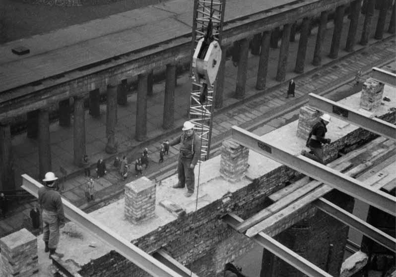 Bauarbeiten am Dach des Alten Museums vor dem Hintergrund der Kolonnaden