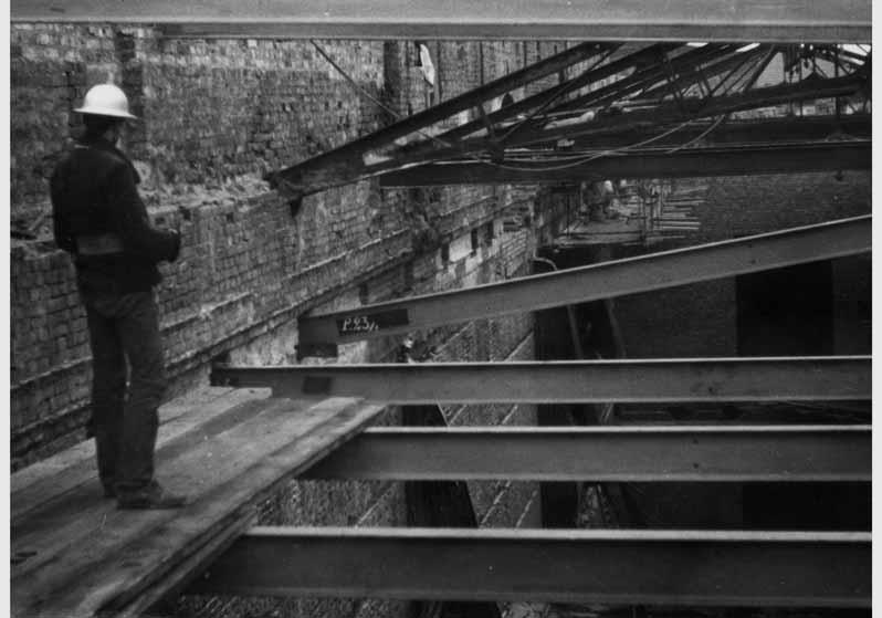 Bauarbeiter bei der Montage der Dachkonstruktion am Alten Museum