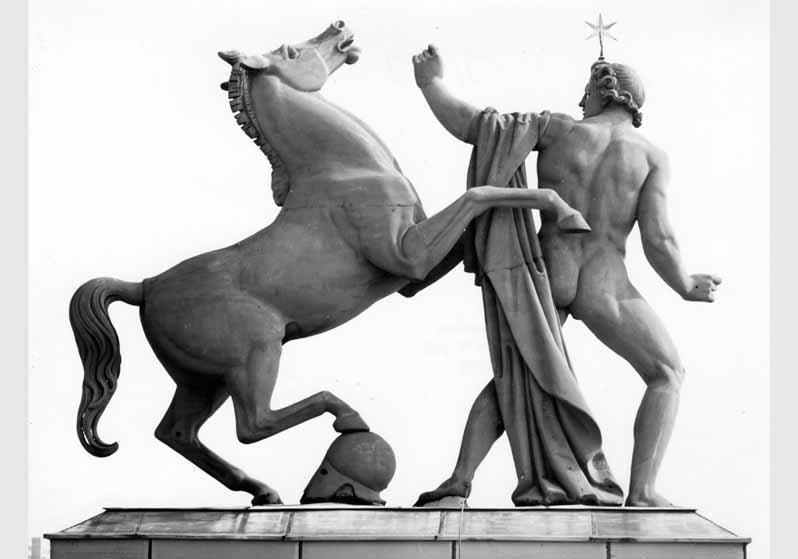 Blick auf die Statue "Rossbändiger" von Christian Friedrich Tieck auf dem Dach des Alten Museums