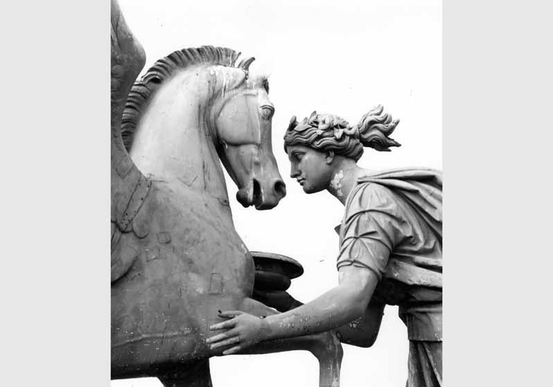 Blick auf die Gruppe "Grazie und Pegasus" von Hugo Hagen auf dem Dach des Alten Museums