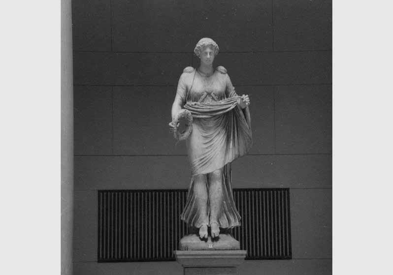 Blick auf die Statue der "Nike" in der Rotunde des Alten Museums