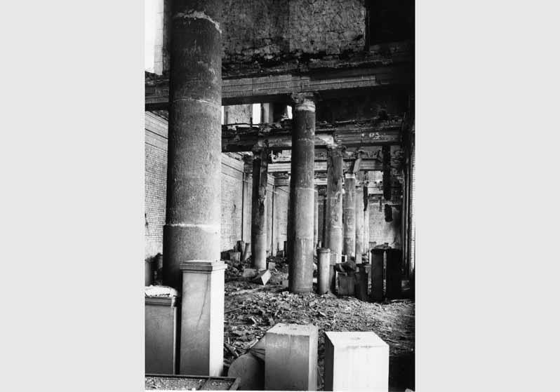Blick in einen zerstörten Raum in der Nordgalerie des Alten Museums