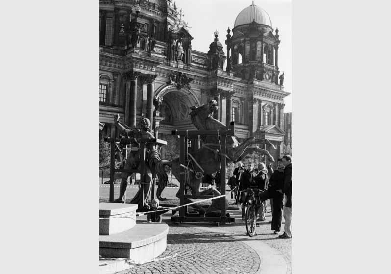 Demontage der Statue "Rossbändiger" von Christian Friedrich Tieck vom Dach des Alten Museums