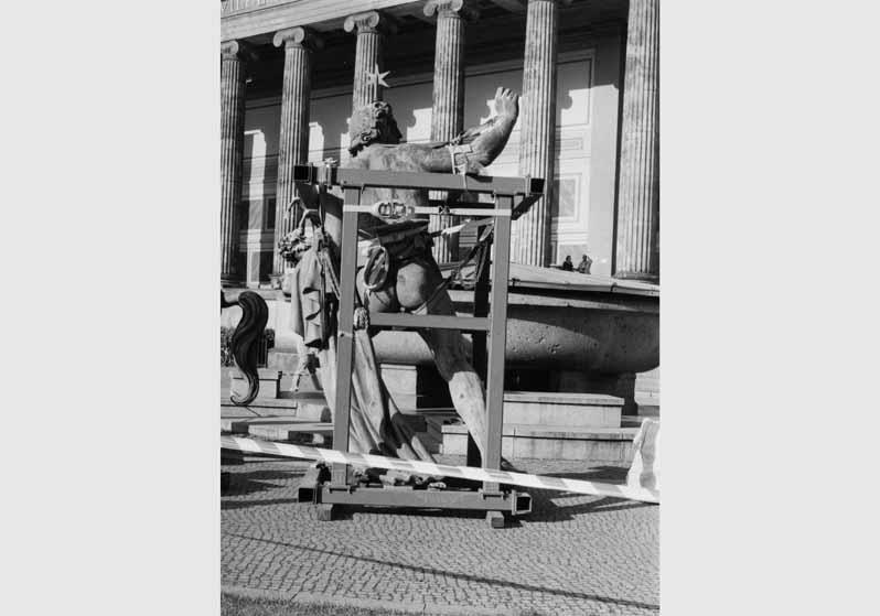 Demontage der Statue "Rossbändiger" von Christian Friedrich Tieck vom Dach des Alten Museums