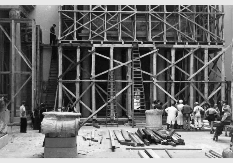 Antikensammlung im Pergamonmuseum, Sicherung des Propylons des Athenaheiligtums vor Kriegseinwirkungen im Saal der hellenistischen Architektur