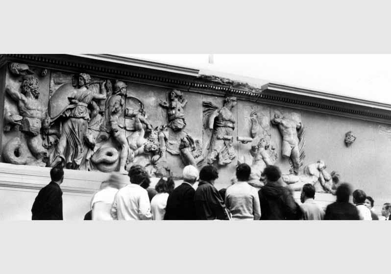 Besucher vor dem Pergamonfries im Pergamonmuseum