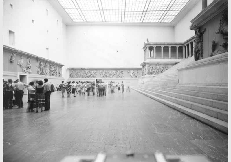 Besucher im Pergamonsaal im Pergamonmuseum