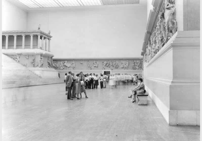 Besucher im Pergamonsaal im Pergamonmuseum