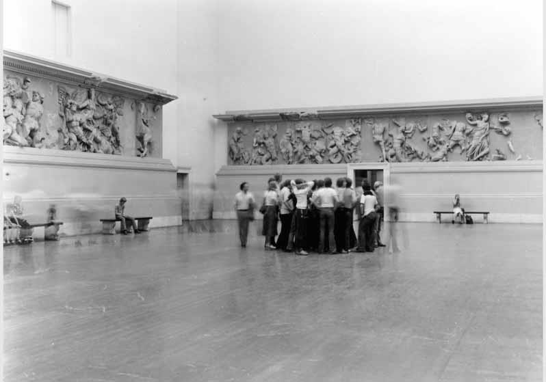 Besucher im Pergamonsaal im Pergamonmuseum