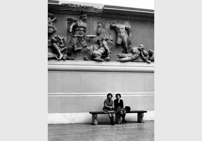 Besucher vor dem Pergamonfries im Pergamonmuseum