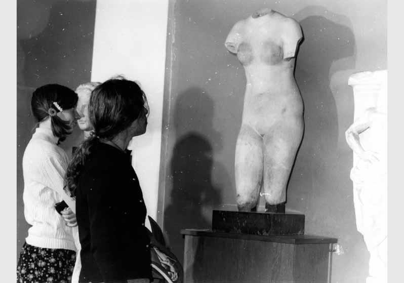 Besucher vor dem Kultbild der Aphrodite im Pergamonmuseum
