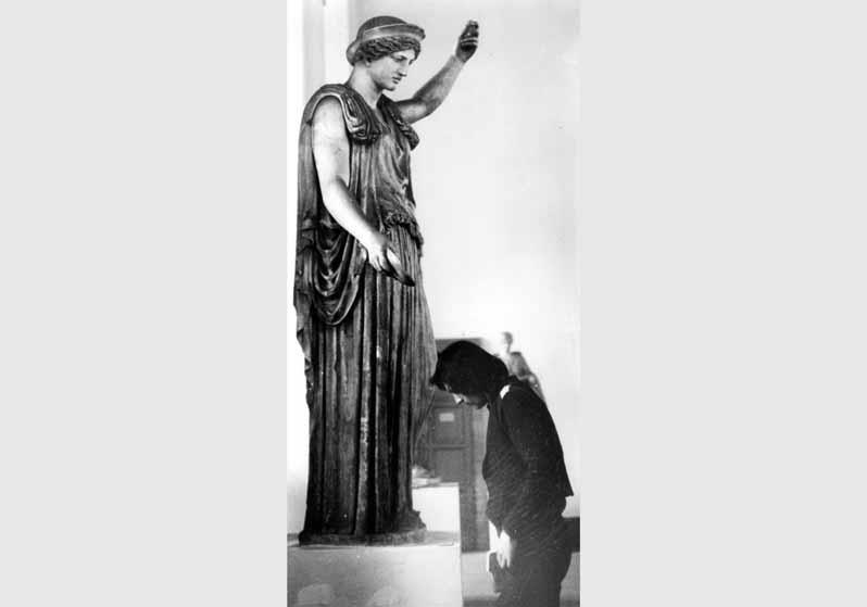 Besucher vor der Juno - Typus Demeter Berlin-Spada-Boboli im Pergamonmuseum