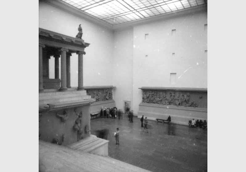 Besucher im Pergamonsaal im Pergamonmuseum