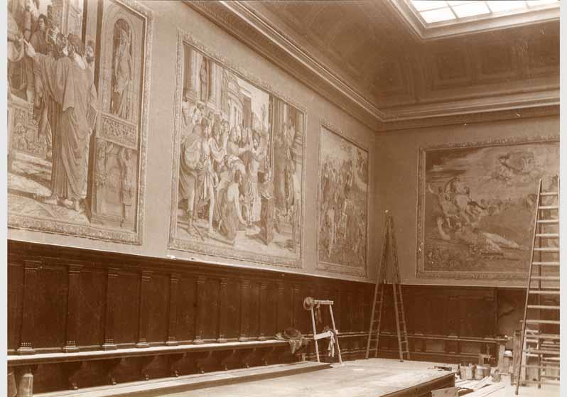 Aufstellung der Gemäldegalerie und der Skulpturensammlung im Kaiser-Friedrich-Museum, Raum 64, Gobelins nach Raffael