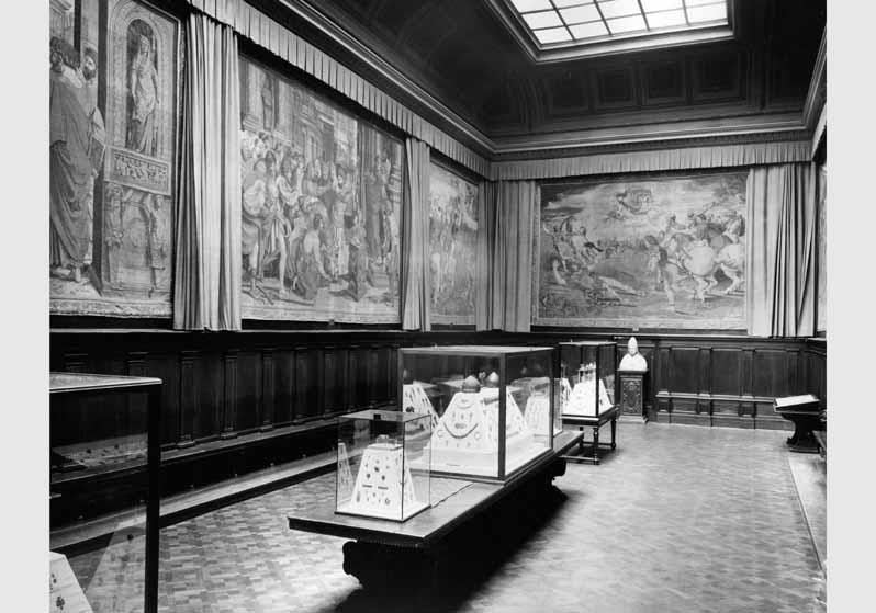 Aufstellung der Gemäldegalerie und der Skulpturensammlung im Kaiser-Friedrich-Museum, Raum 64, Gobelins nach Raffael