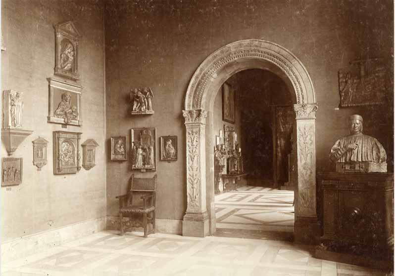 Aufstellung der Gemäldegalerie und der Skulpturensammlung im Kaiser-Friedrich-Museum, Raum 19, Italienische Bildwerke des 15. Jh., Blick in Raum 17