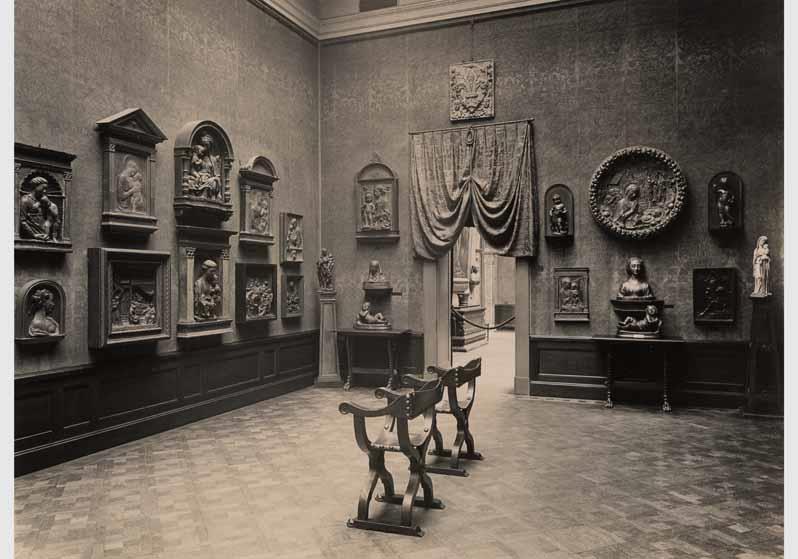 Aufstellung der Gemäldegalerie und der Skulpturensammlung im Kaiser-Friedrich-Museum, Raum 34, Italienische Ton- und Stuckbildwerke sowie Gemälde des 15. Jh. (Donatello-Saal) Blick in Raum 37