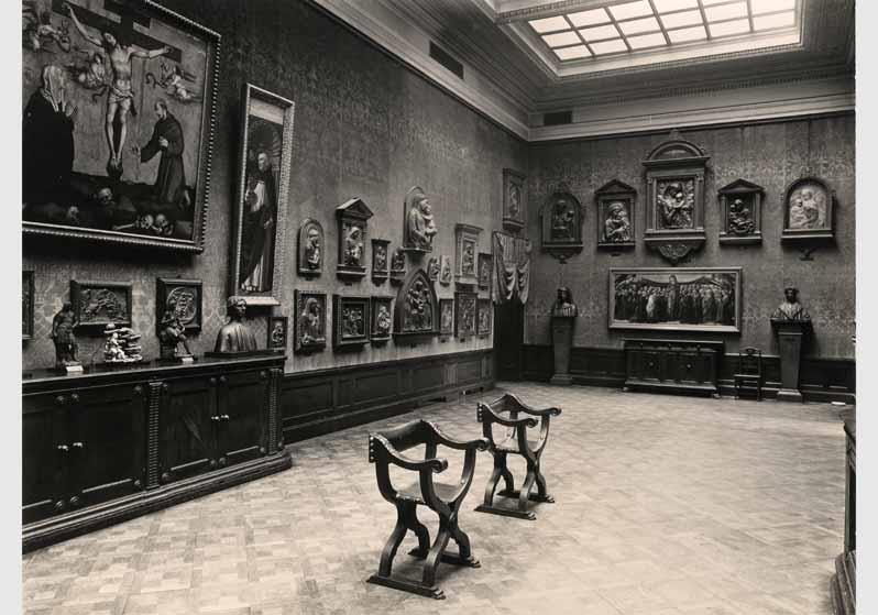 Aufstellung der Gemäldegalerie und der Skulpturensammlung im Kaiser-Friedrich-Museum, Raum 34, Italienische Ton- und Stuckbildwerke sowie Gemälde des 15. Jh. (Donatello-Saal)