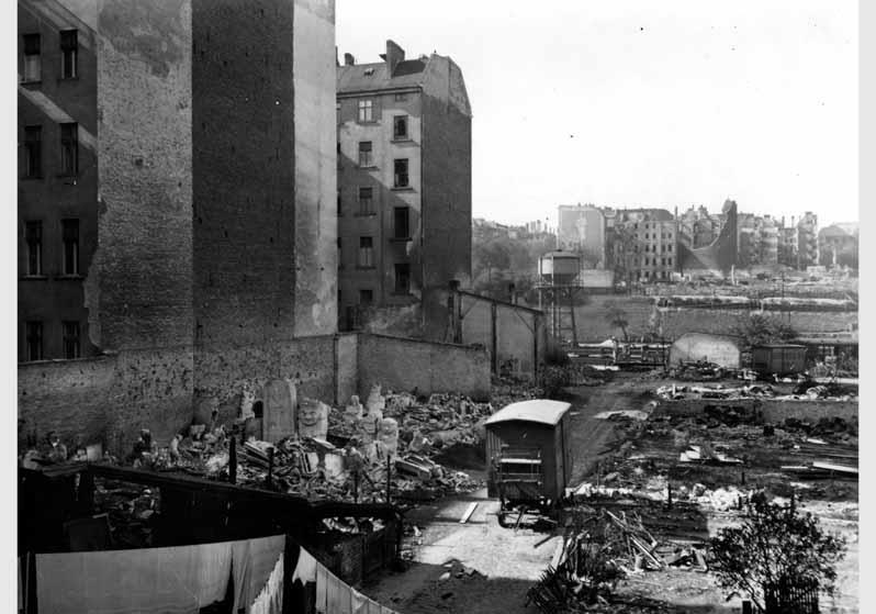Blick in das zerstörte Gebäude der Gipsformerei