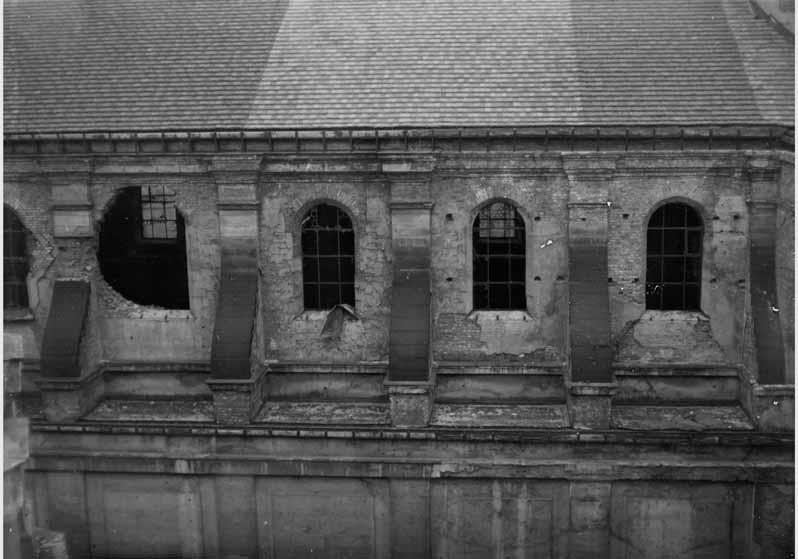 Blick auf die zum Teil zerstörte Fassade des Kaiser-Friedrich-Museums