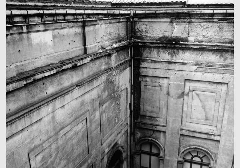 Blick auf die zum Teil zerstörte Fassade des Bode-Museums
