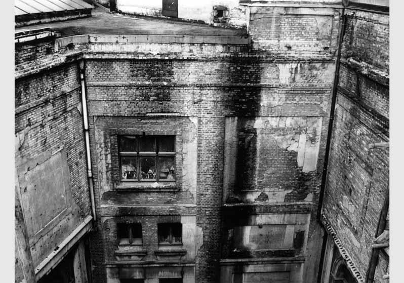 Blick auf die zum Teil zerstörte Fassade des Bode-Museums