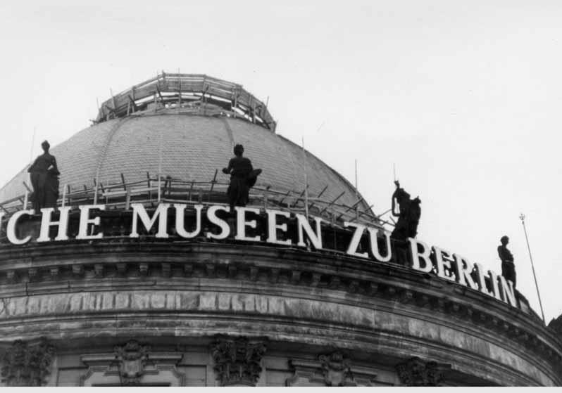 Blick auf die zum Teil eingerüstete Kuppel des Kaiser-Friedrich-Museums