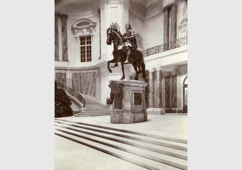 Blick auf die Nachbildung des Reiterstandbildes des Großen Kurfürsten von Andreas Schlüter in der Großen Kuppelhalle des Kaiser-Friedrich-Museums