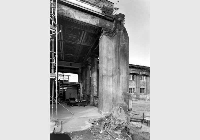 Abriss des Tischlereigebäudes an der Südfront der Kolonnaden auf der Museumsinsel
