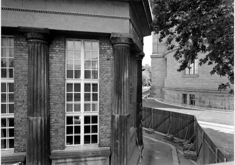 Zugemauerte Kolonnade auf der Museumsinsel vor dem Hintergrund der Nationalgalerie